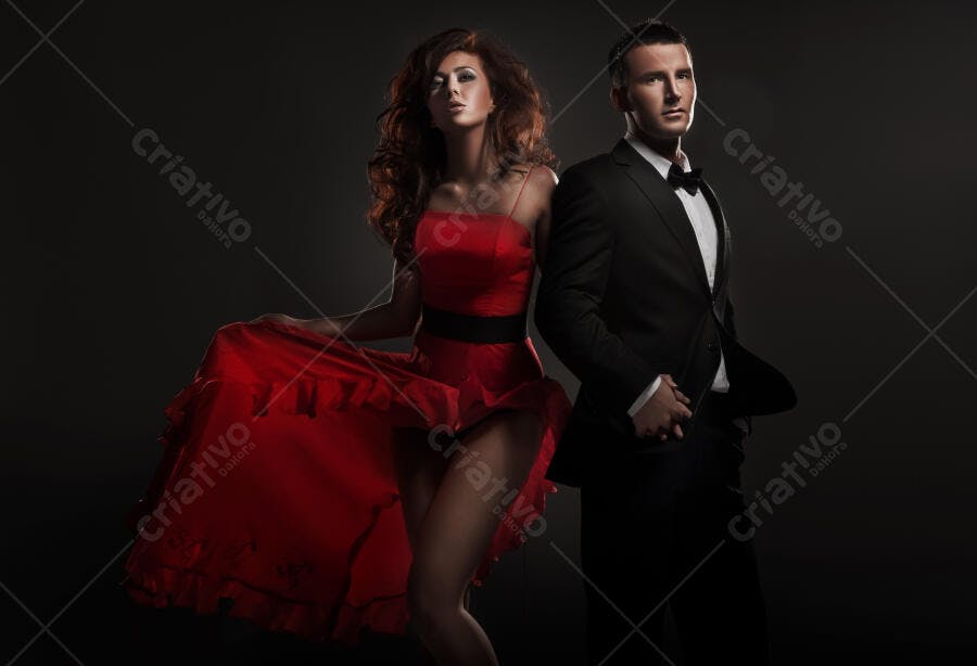 Casal elegante em vestido vermelho e smoking