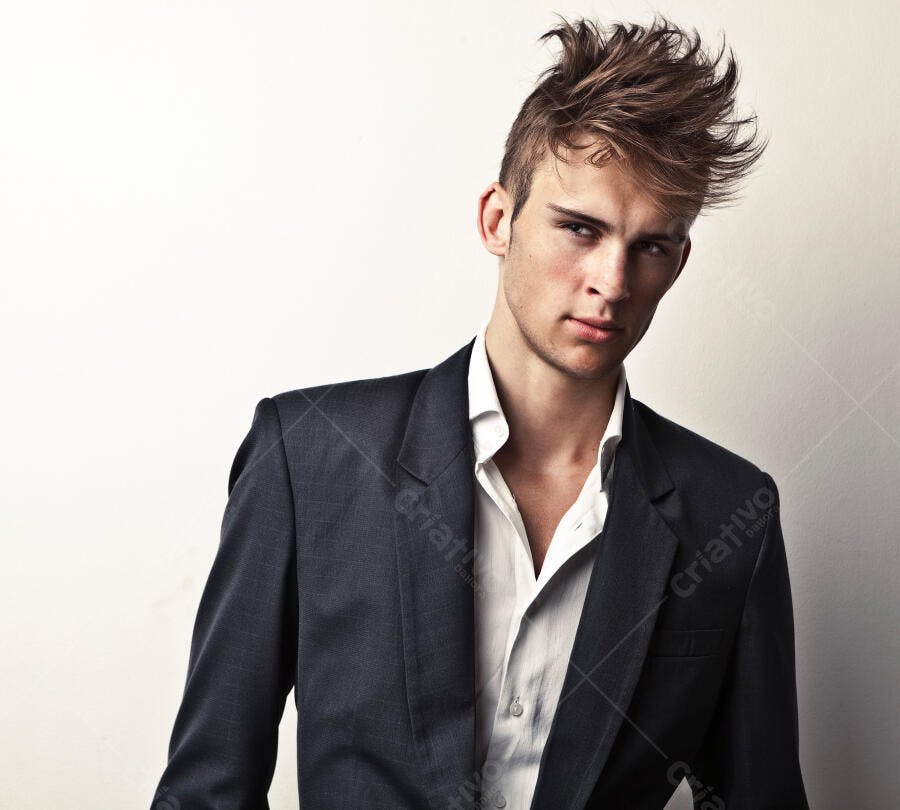 Homem jovem elegante com cabelo moderno