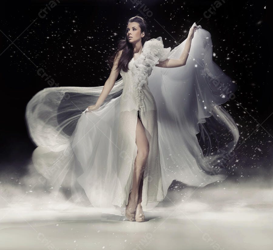 Modelo em vestido branco em cenário mágico