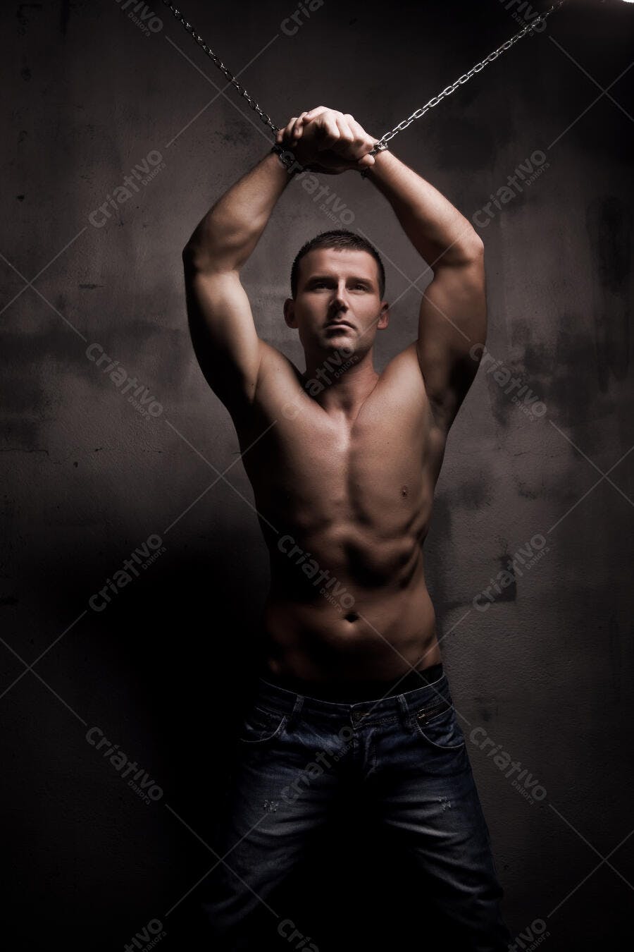 Homem musculoso com correntes fundo escuro