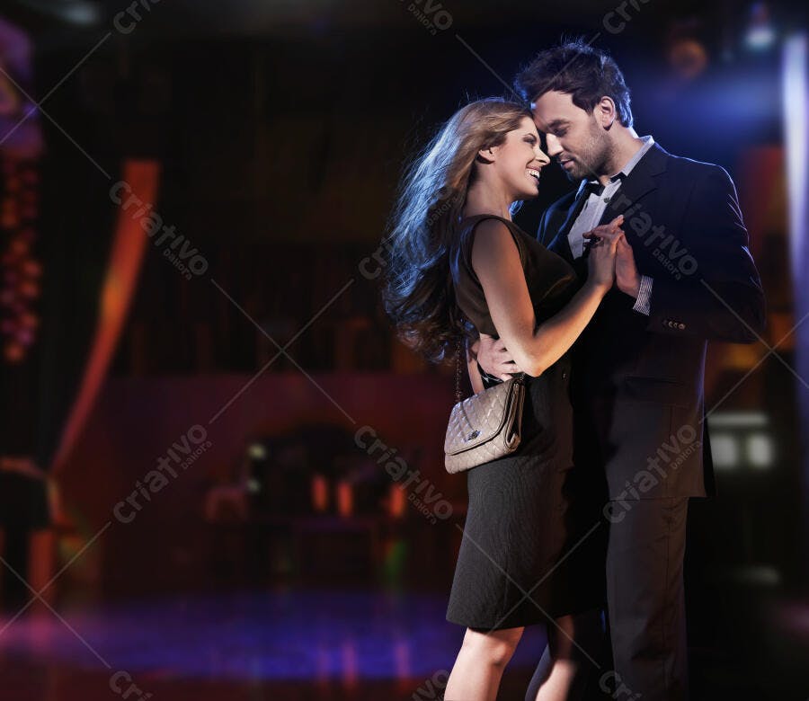 Casal apaixonado dançando à noite