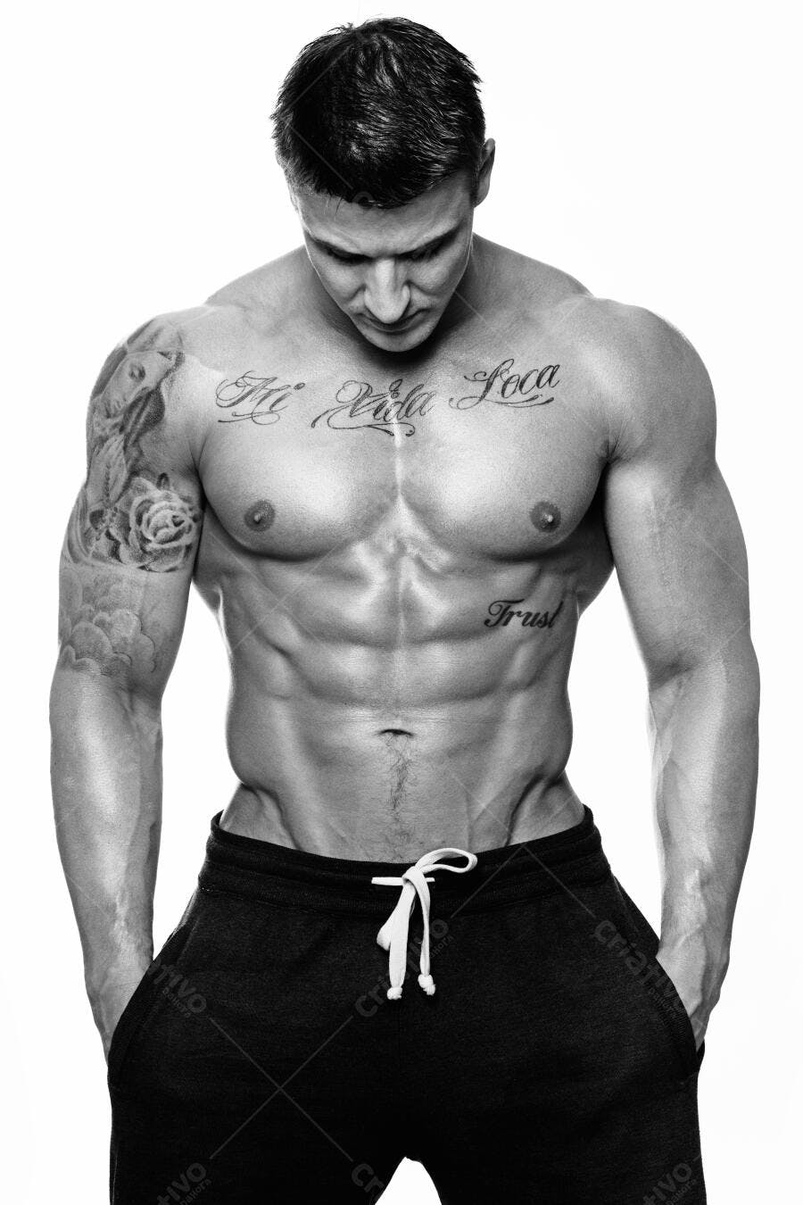 Homem musculoso com tatuagens em preto e branco