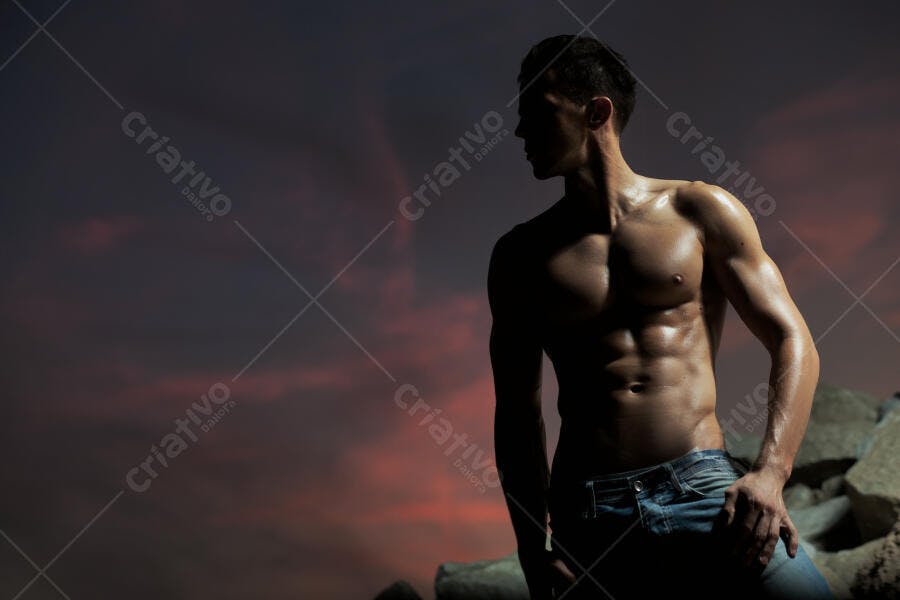 Homem musculoso ao entardecer