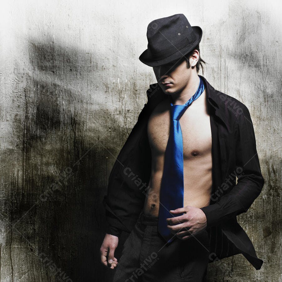 Homem sensual camisa aberta gravata azul