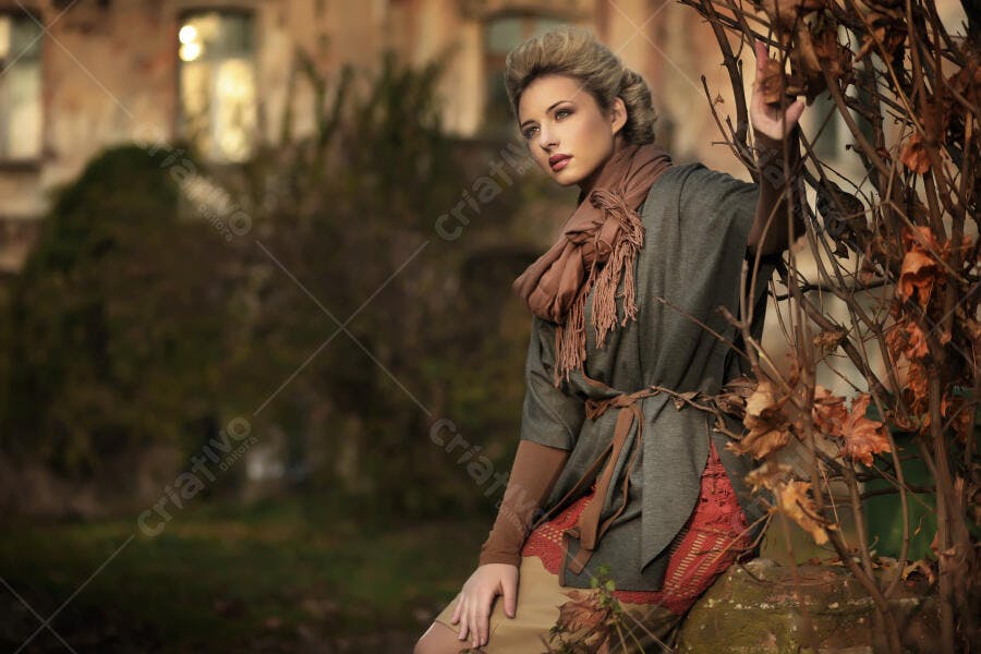 Modelo elegante em cenário outonal