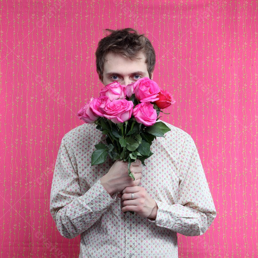 Homem com Buquê de Rosas Pink