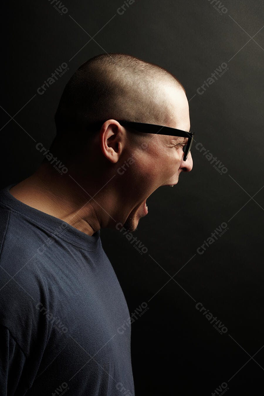 Homem gritando perfil fundo escuro