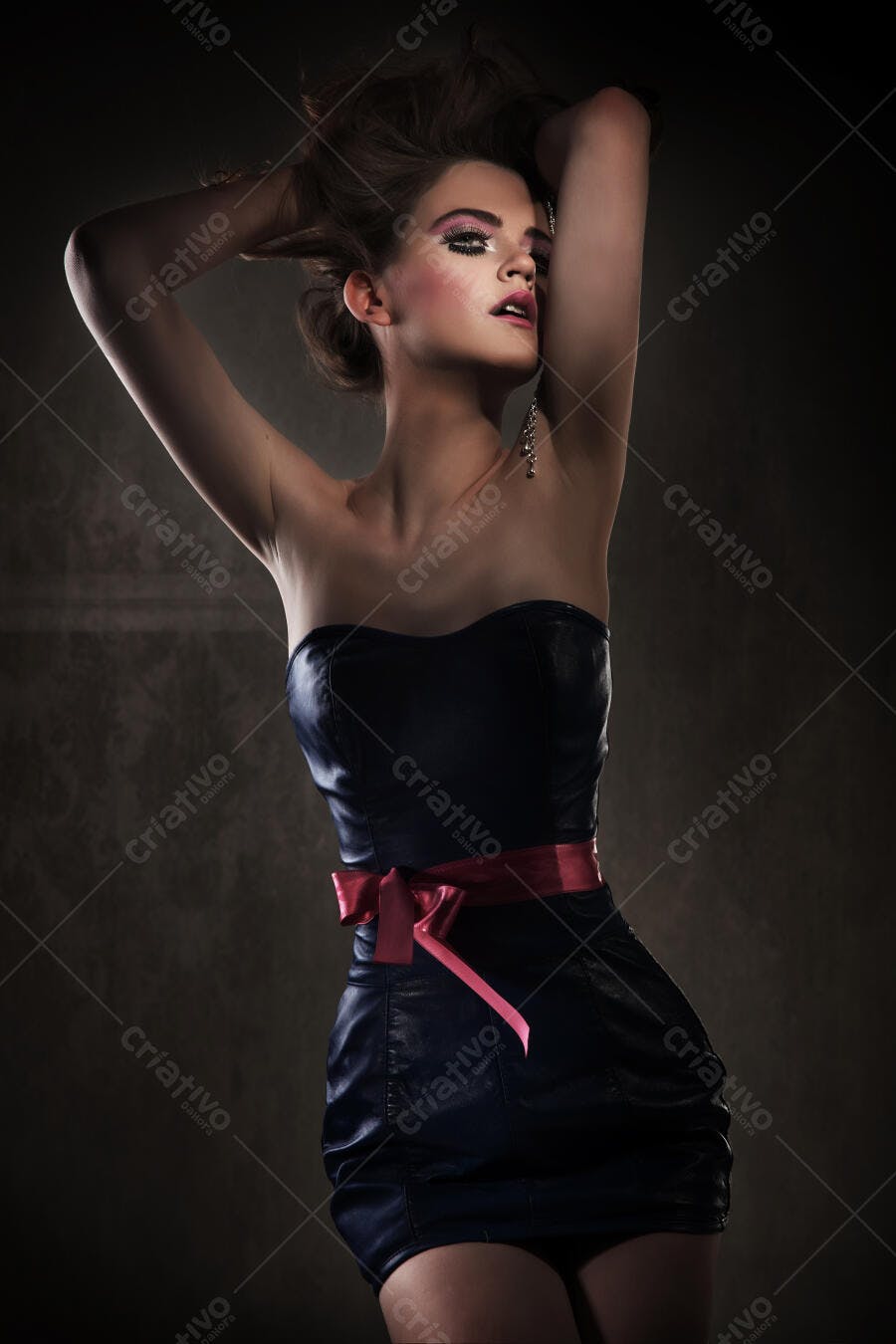 Modelo usando vestido azul-escuro com laço rosa