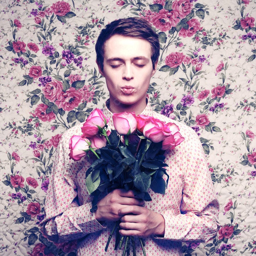 Homem com rosas cor-de-rosa fundo floral