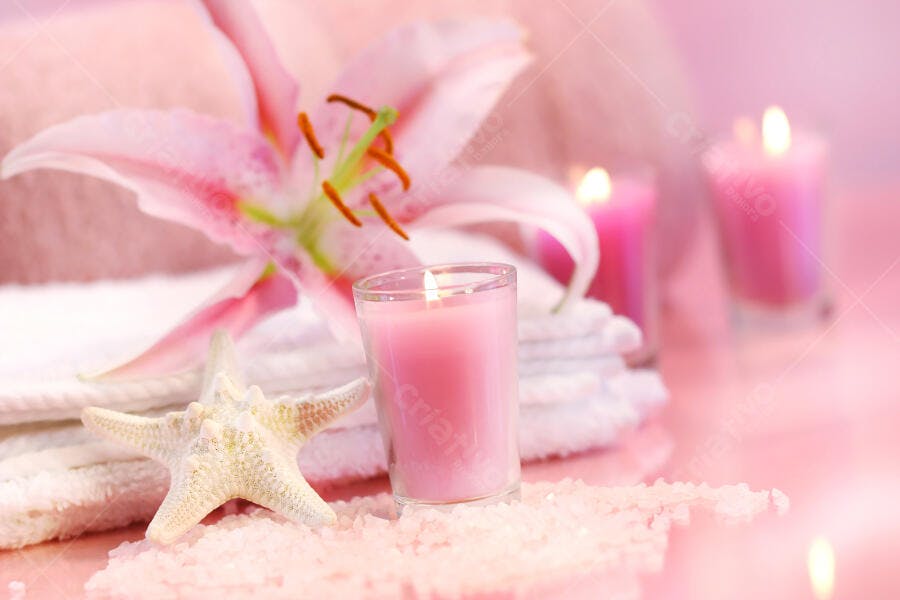 Spa relaxante com lírio rosa e velas