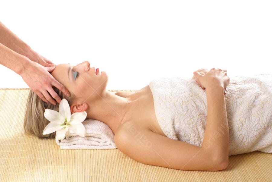 Massagem relaxante cabeça mulher spa