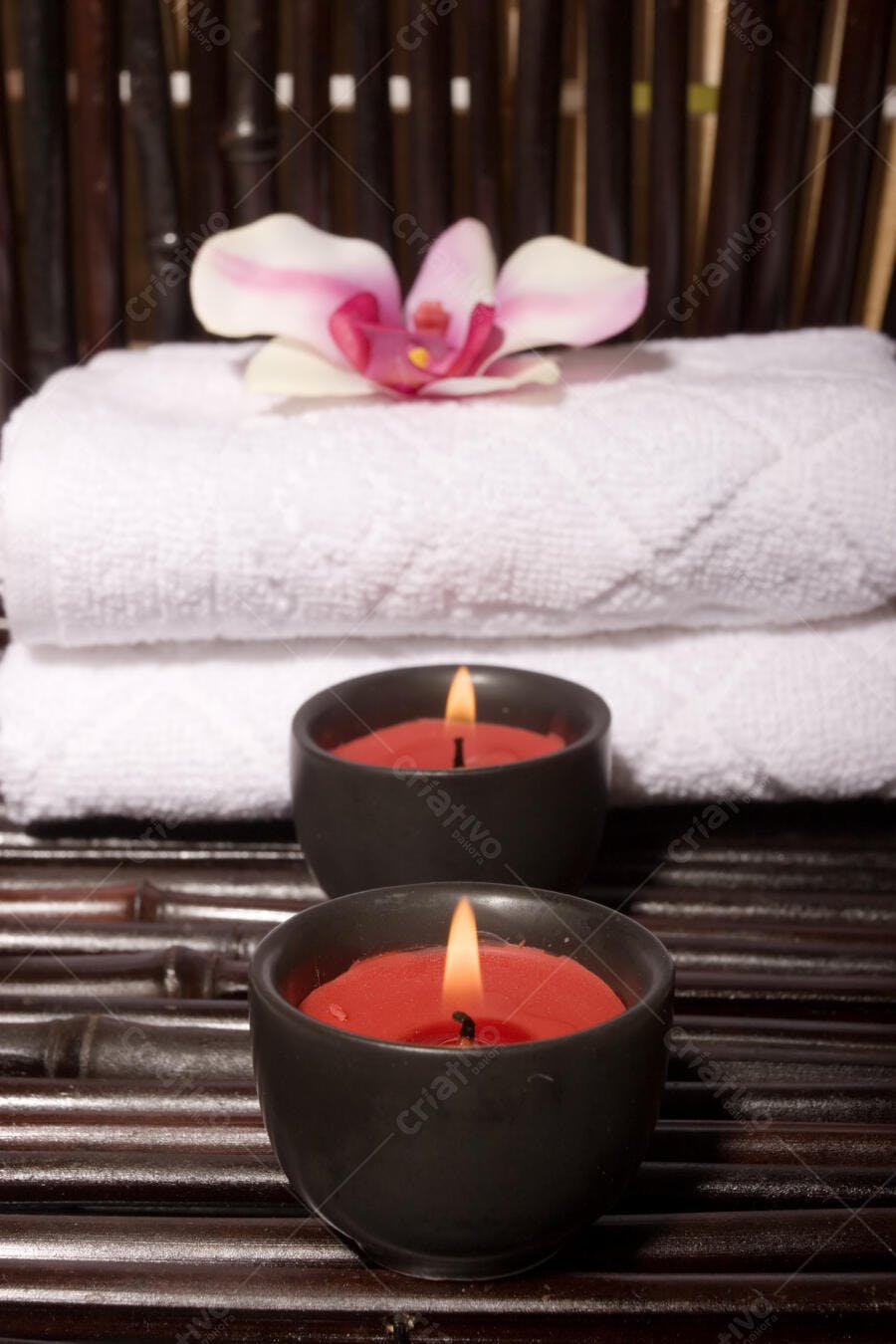 Velas e orquídea em spa relaxante