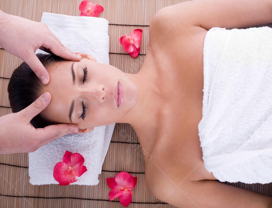 Massagem relaxante cabeça mulher spa