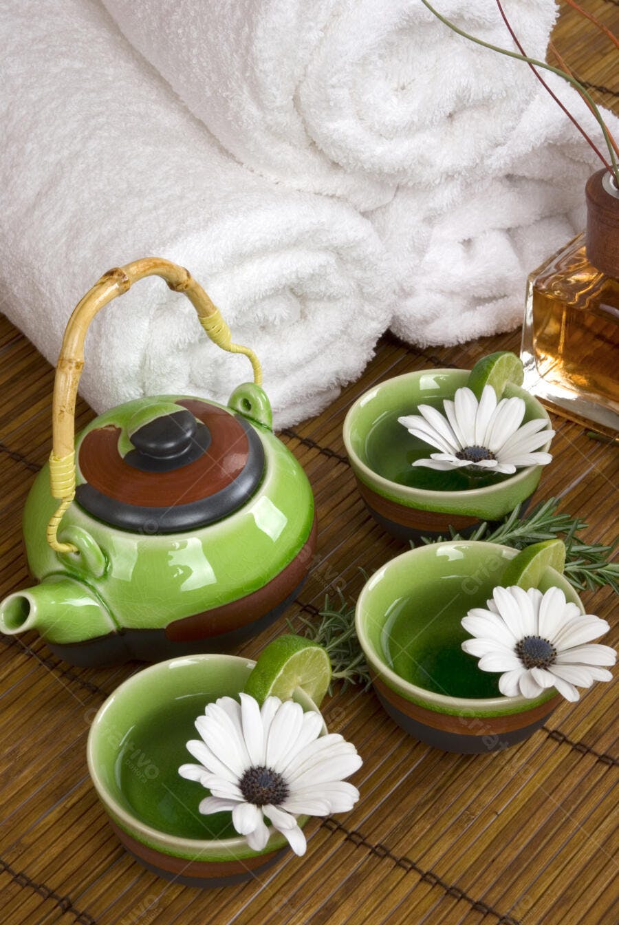 Chá verde com flores e limões em spa