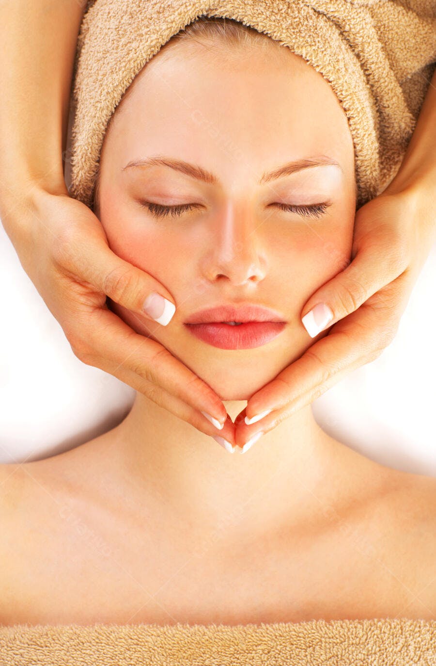 Massagem facial relaxante pele clara