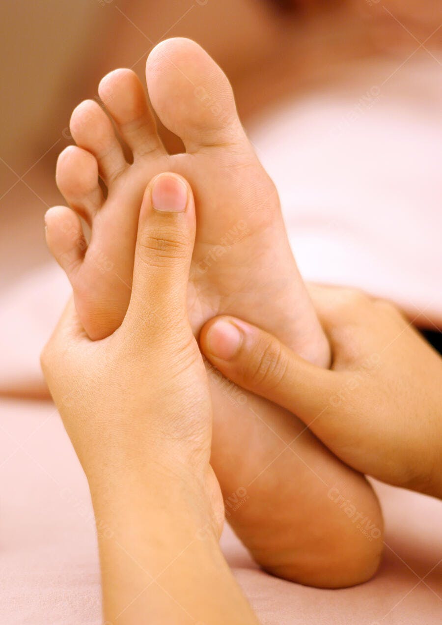 Massagem relaxante nos pés tons pele