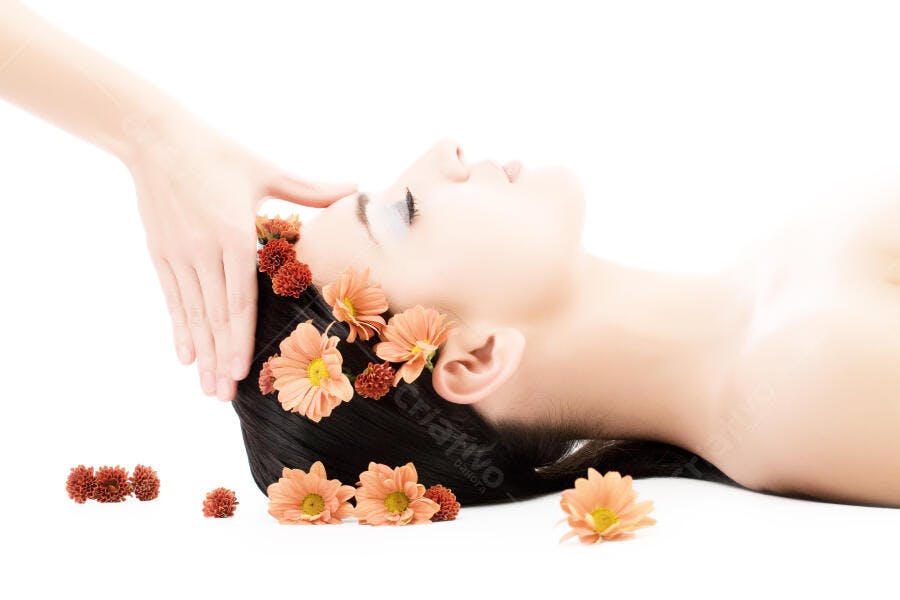 Massagem relaxante com flores laranjas