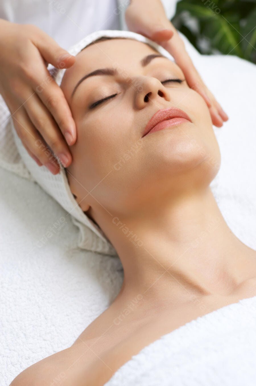 Massagem facial relaxante em spa