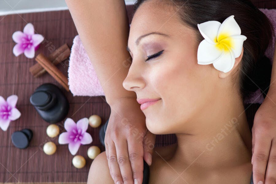 Massagem relaxante com pedras quentes