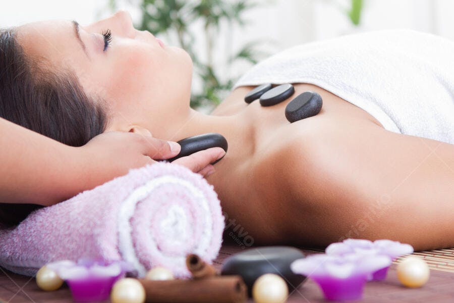 Massagem com pedras quentes relaxante