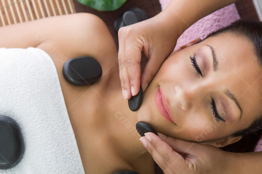 Massagem com pedras quentes rosto e pescoço