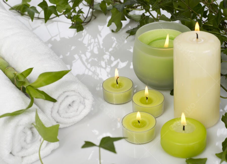 Spa relaxante com velas e toalhas