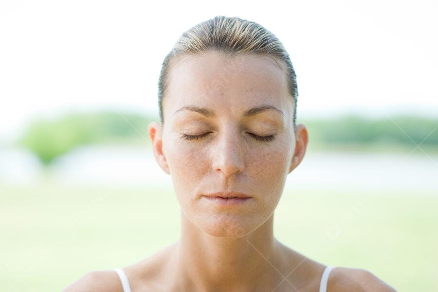 Mulher meditando olhos fechados ao ar livre