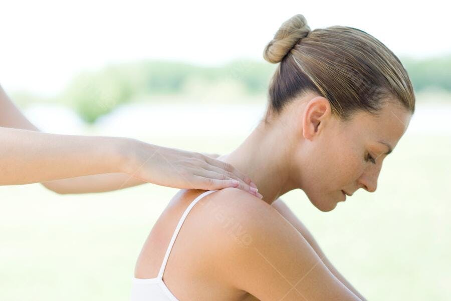 Massagem relaxante ao ar livre mulher loira