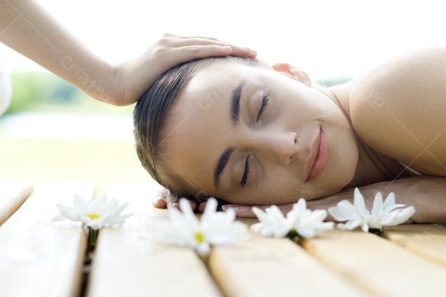Mulher relaxada recebendo massagem suave