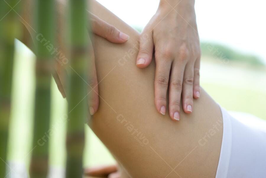Massagem relaxante em pernas bronzeadas