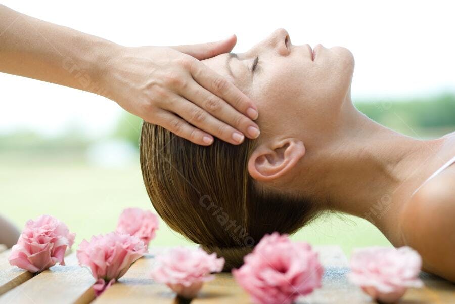 Massagem relaxante com flores rosas
