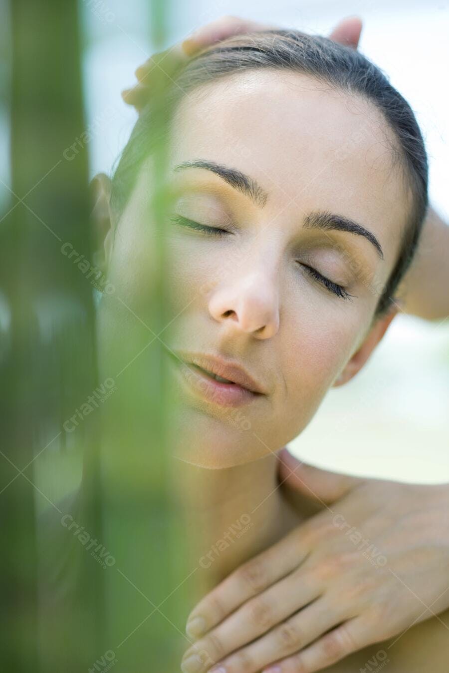 Massagem relaxante ao ar livre tons verdes