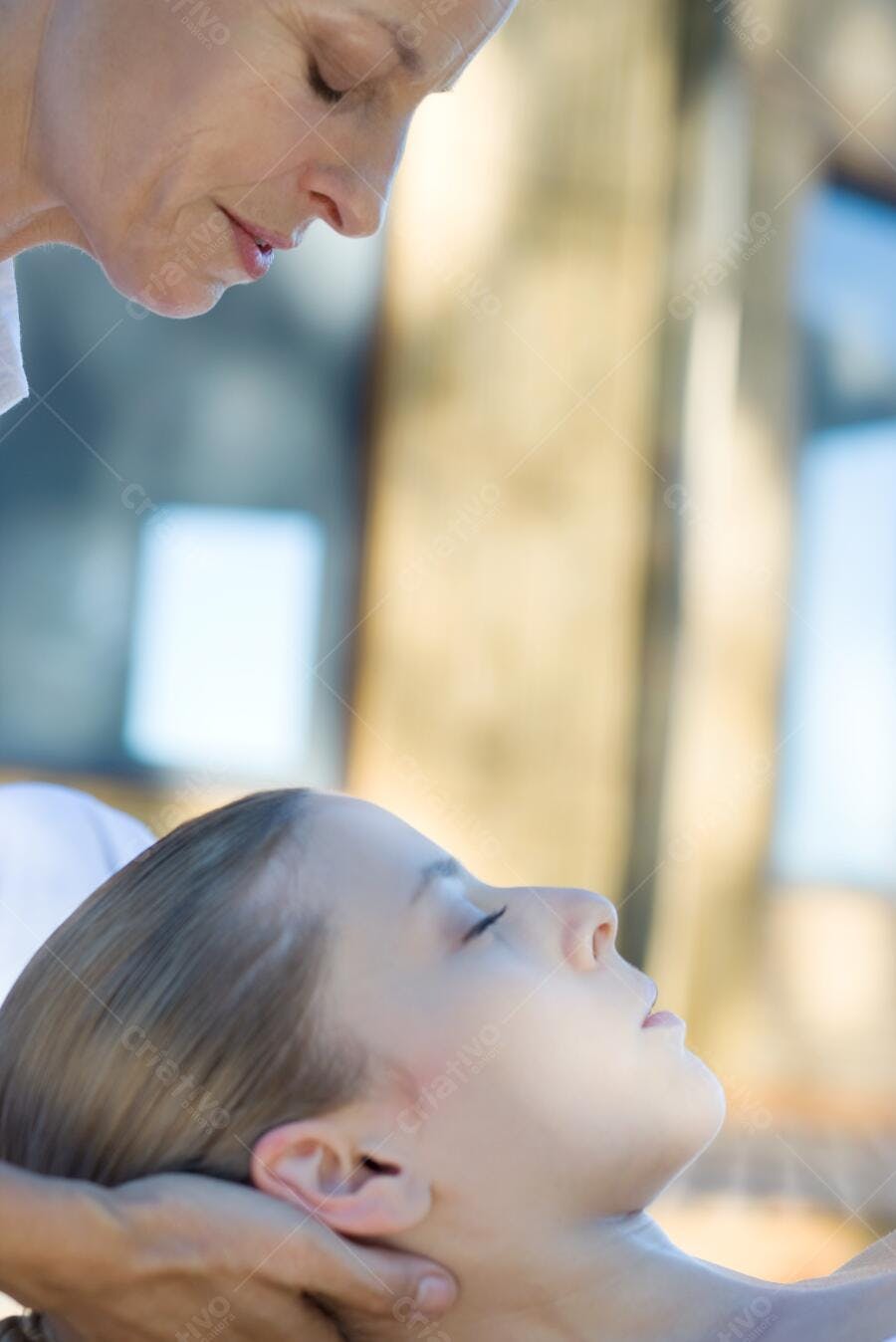 Massagem relaxante pescoço e cabeça mulher