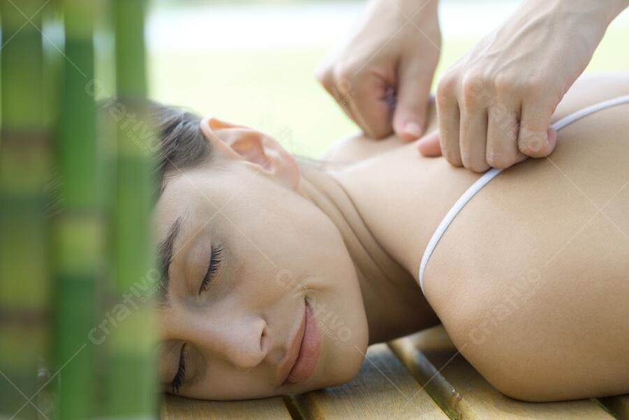 Massagem relaxante ao ar livre mulher recebendo