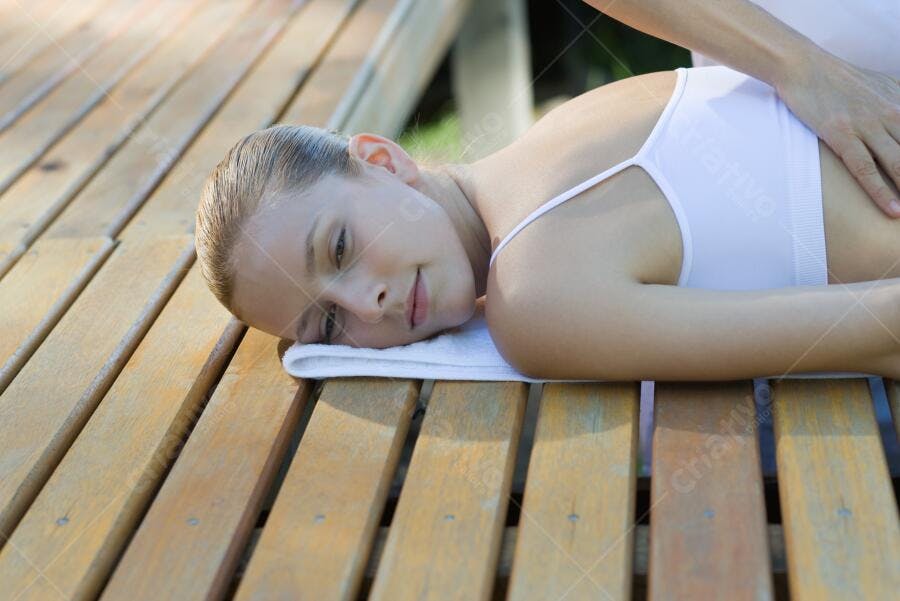 Massagem relaxante ao ar livre mulher deitada