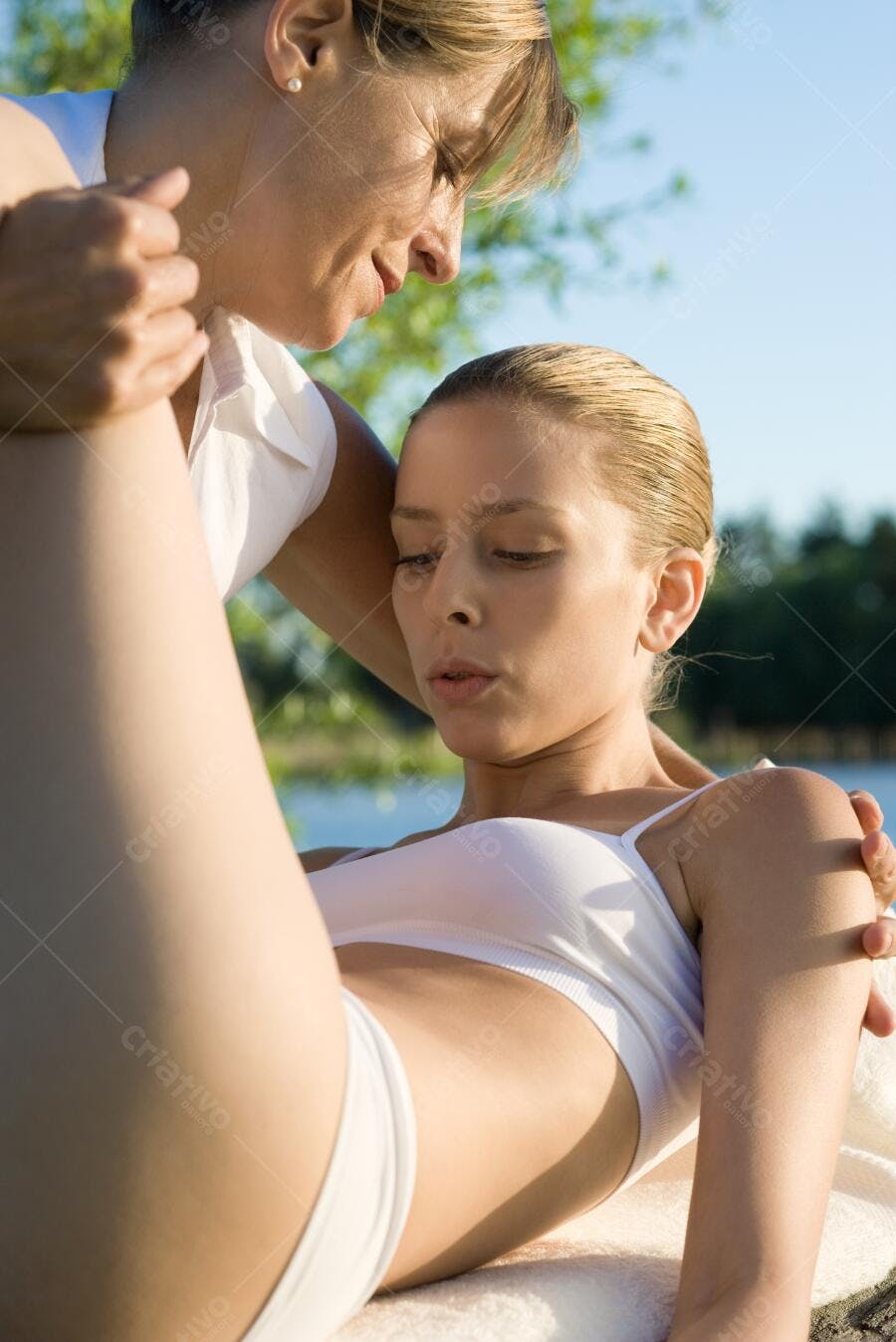 Fisioterapia ao ar livre mulher recebendo tratamento