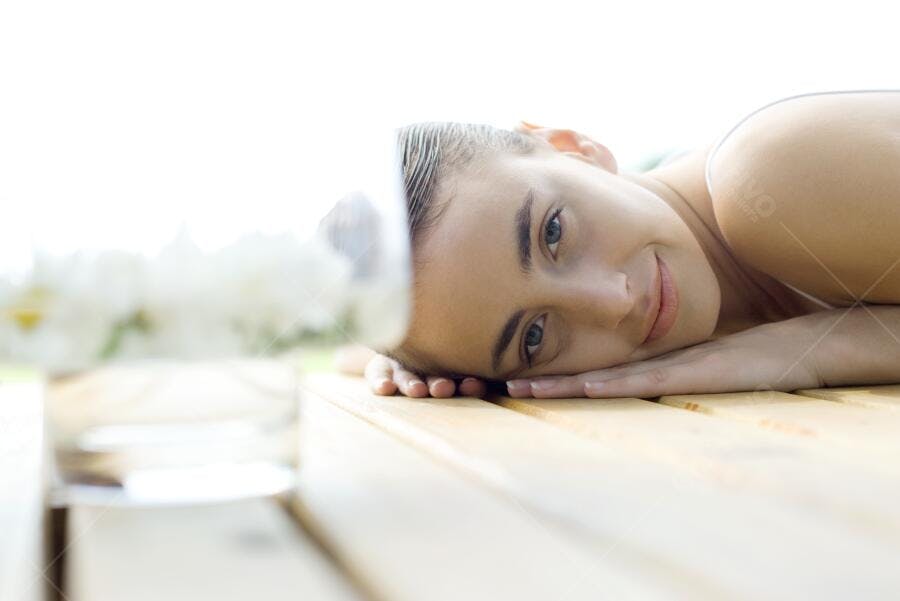 Mulher relaxada em spa com flores