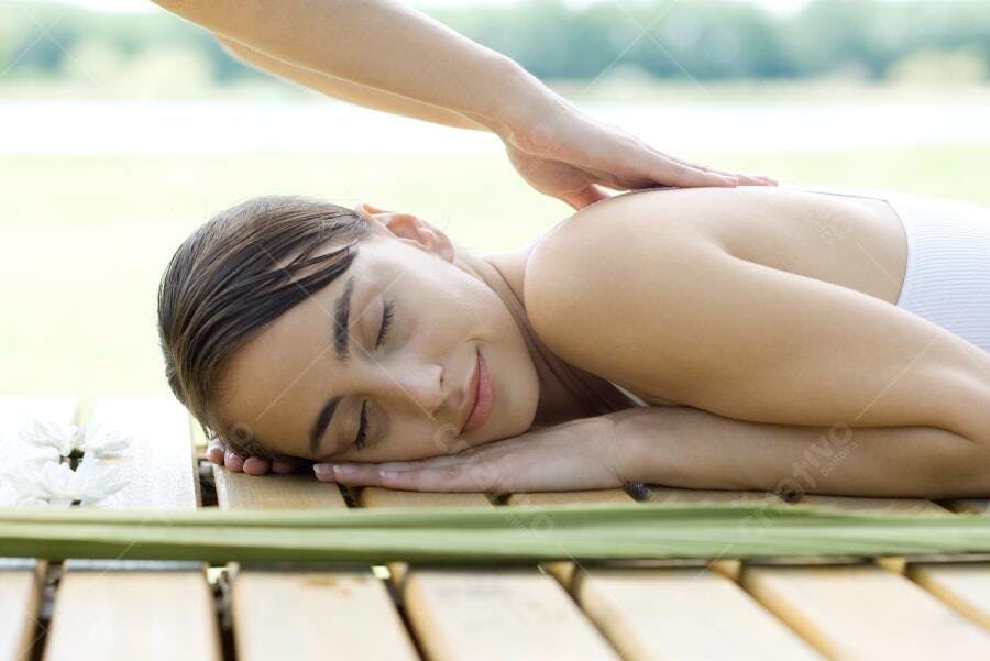 Massagem relaxante ao ar livre mulher recebendo