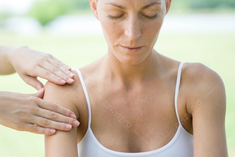 Massagem relaxante nos ombros ao ar livre