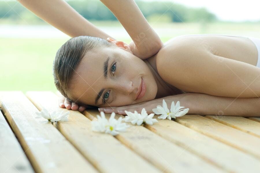 Massagem relaxante mulher flores madeira