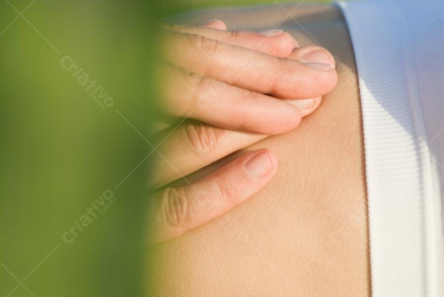 Massagem relaxante pele clara ao ar livre
