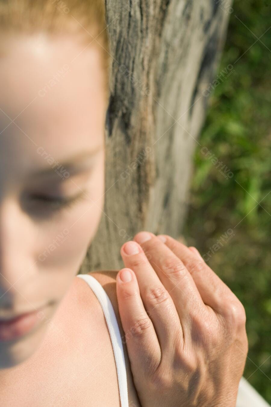 Mão confortando ombro feminino ao ar livre