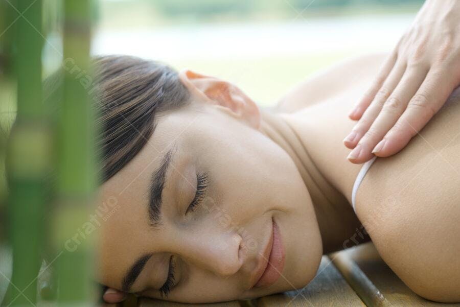 Massagem relaxante mulher deitada de lado