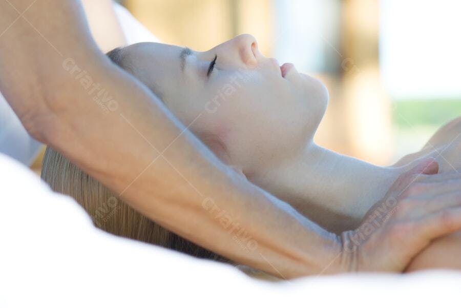 Massagem relaxante mulher deitada