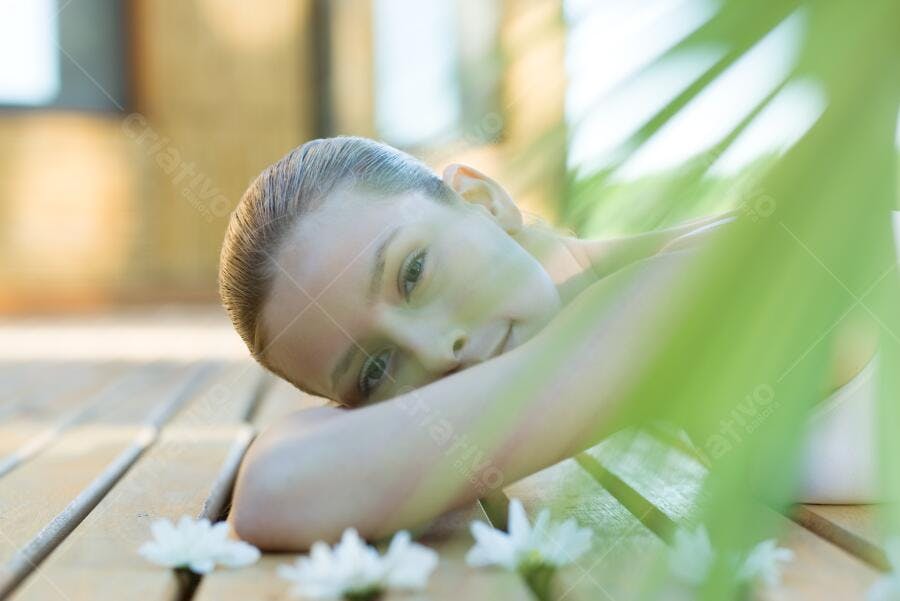 Mulher relaxada em spa com flores