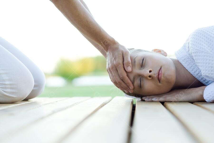 Menina recebendo massagem relaxante ao ar livre