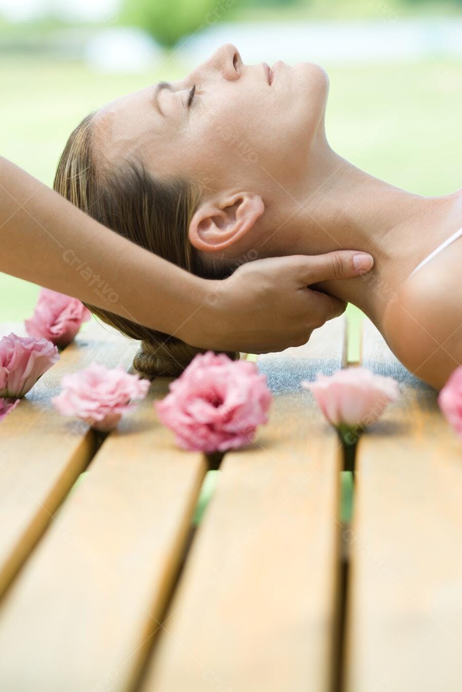 Massagem relaxante com flores rosa