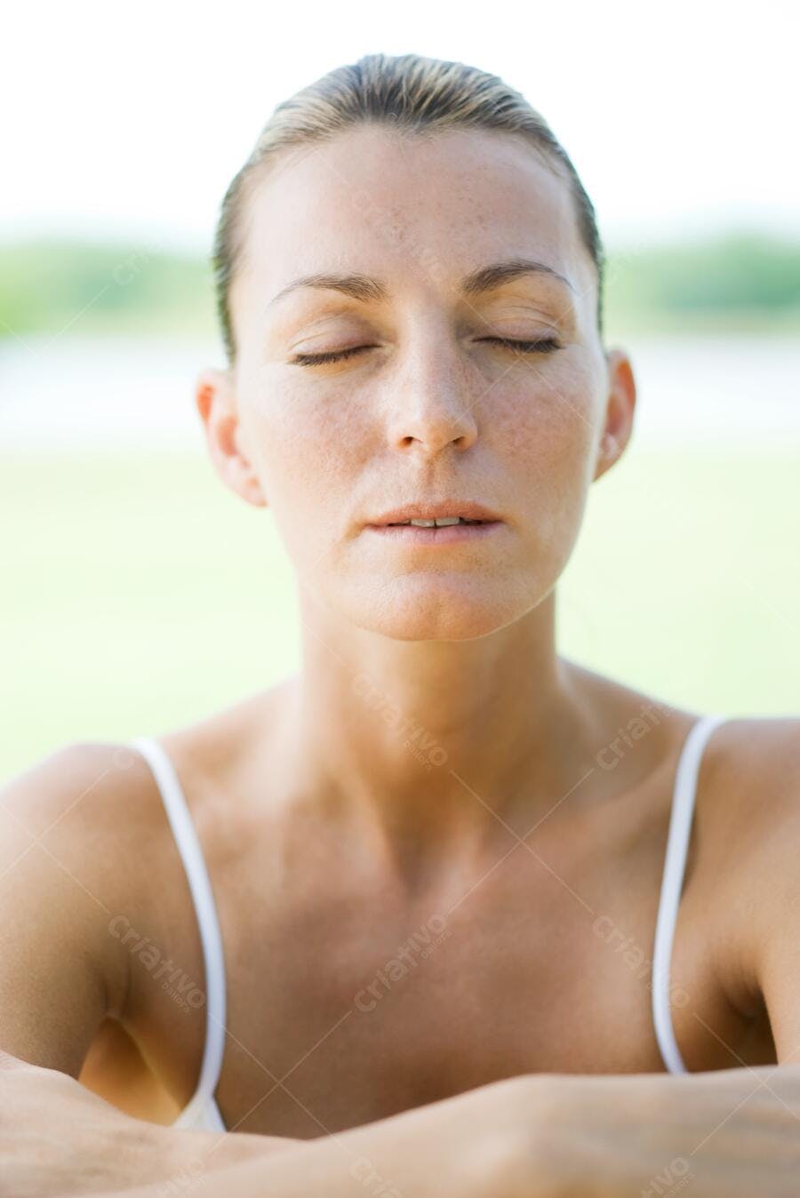 Mulher meditando olhos fechados ao ar livre