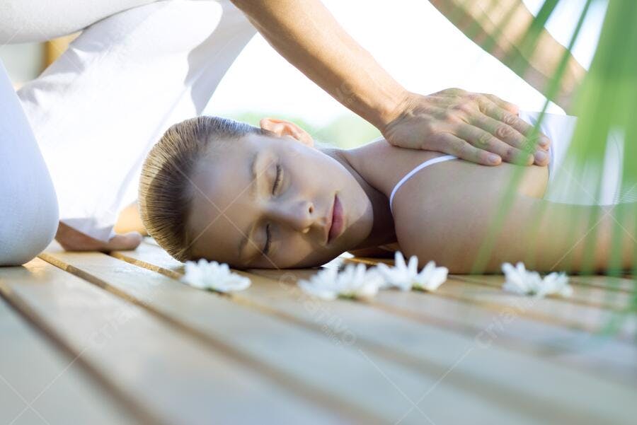 Massagem relaxante ao ar livre