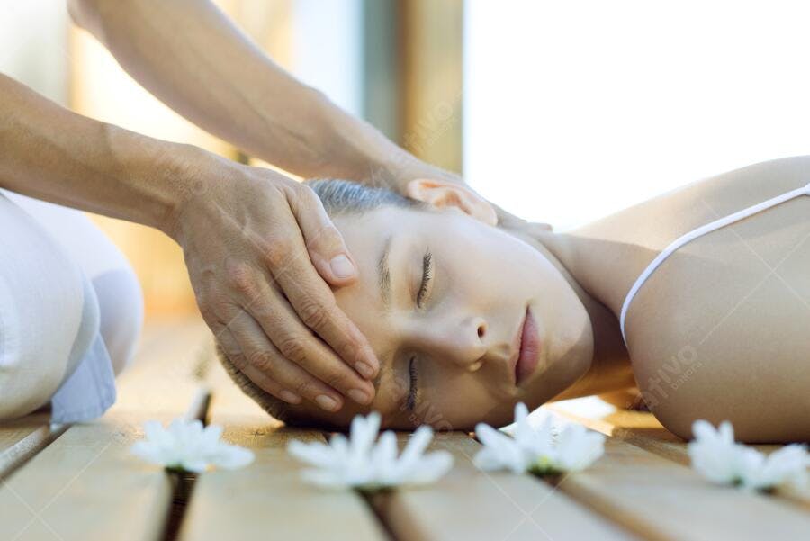 Massagem relaxante em spa ao ar livre
